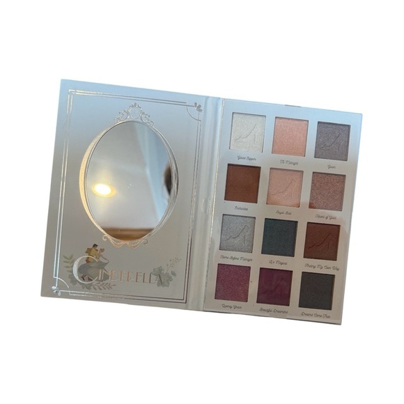 Disney Beauty Eyeshadow Palette with silver trim - Picture 4 of 5